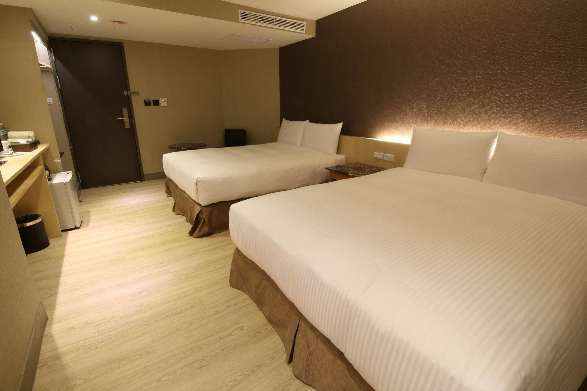 Hotel Simple Life Kaohsiung Extérieur photo